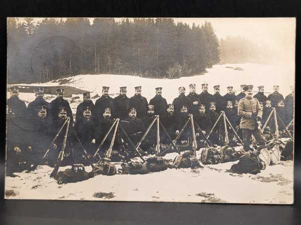 AK Ansichtskarte Postkarte Feldpost Regiment im Schnee Gewehre Ausrüstung 1915