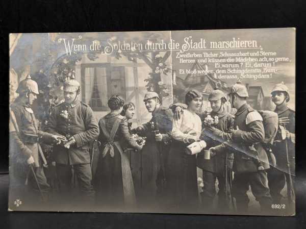 Ansichtskarte Postkarte Feldpost Wenn die Soldaten durch die Stadt Marschieren