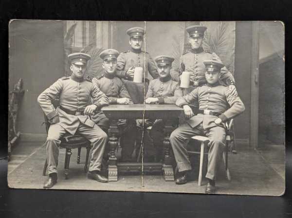 AK Ansichtskarte Postkarte Feldpost 5 Soldaten in Uniform Koppelschloss