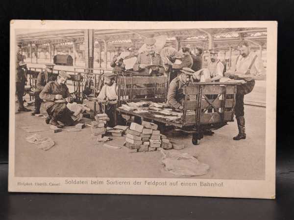 AK Ansichtskarte Feldpost Soldaten beim Sortieren der Feldpost auf einem Bahnhof