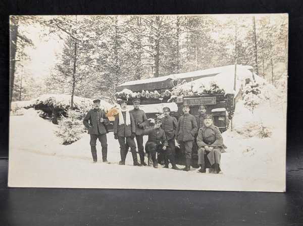 AK Ansichtskarte Postkarte Feldpost Soldaten vor Hütte Geschäftszimmer