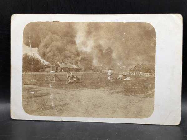 AK Ansichtskarte Postkarte Feldpost Dorf Brennt Großbrand