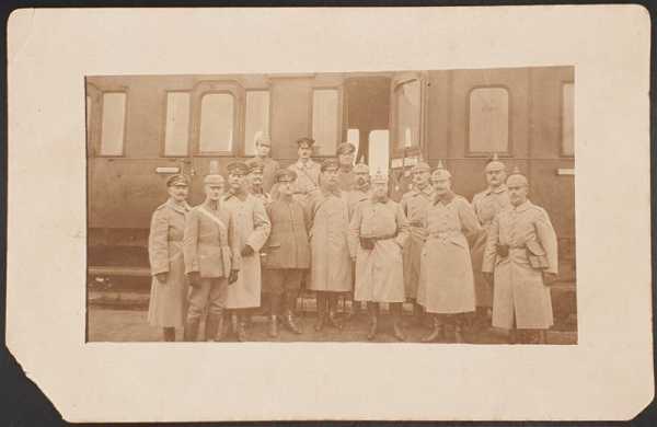 Ak Ansichtskarte Postkarte Feldpost Regiment 26 und 66 Pickelhaube vor Eisenbahn