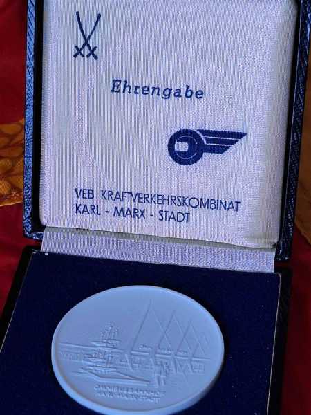 Ehrengabe DDR Karl-Marx-Stadt VEB Kraftverkehrskombinant Omnibusbahnhof Etui