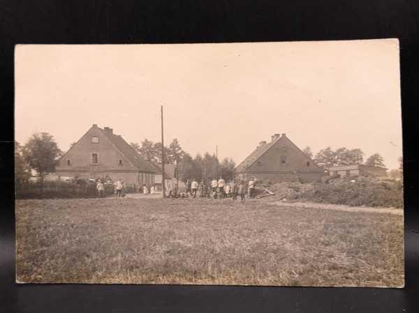 AK Ansichtskarte Postkarte Feldpost Soldaten Dorf