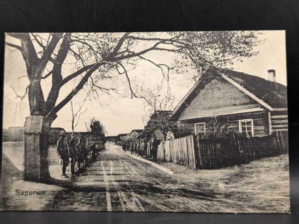 AK Ansichtskarte Postkarte Feldpostkarte Sapurwe Soldaten Straße Wachhaus Häuser