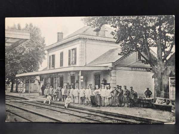 AK Ansichtskarte Postkarte Feldpost Bahnhof in Stenay Soldaten