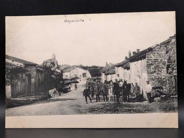 AK Ansichtskarte Postkarte Feldpost Soldaten Bayonville Straße