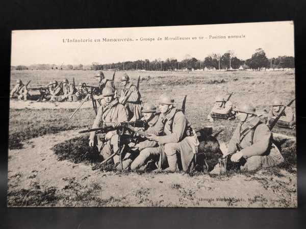 AK Ansichtskarte Postkarte Feldpost L´Infanterie en Maneuvres Adrian Stahlhelm