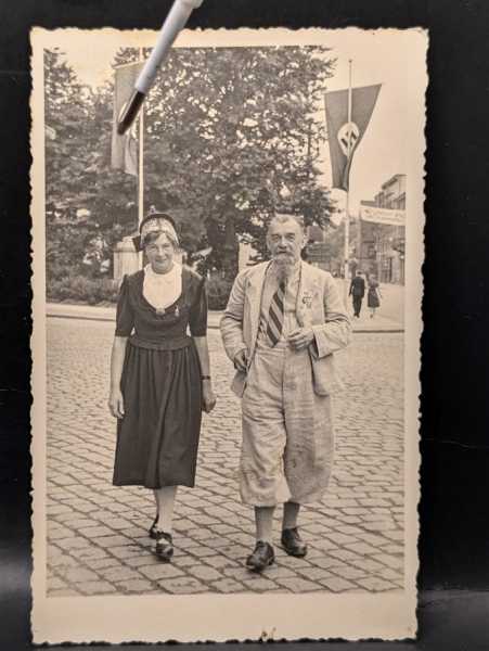 AK Ansichtskarte Postkarte Feldpost Foto Fahnen Fest Feier Straße Tracht Schmuck