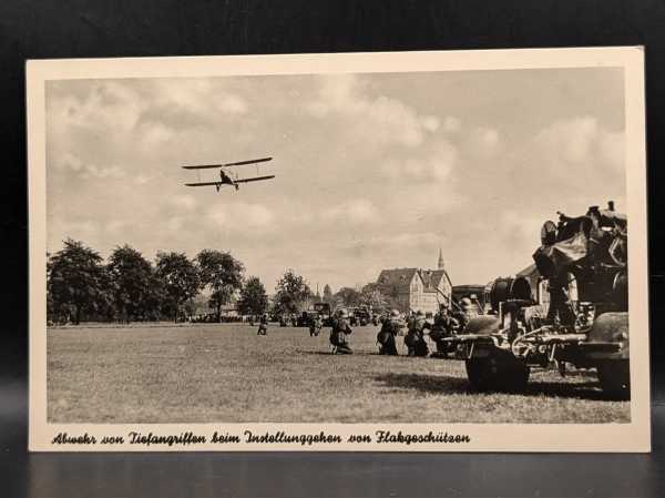 Ansichtskarte Abwehr von Tiefangriffen beim Instellunggehen von Flakgeschützen