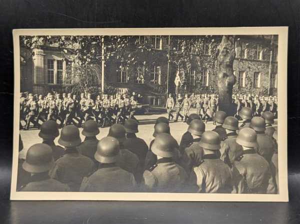 AK Ansichtskarte Postkarte Feldpost Foto Stahlhelm Parade 1