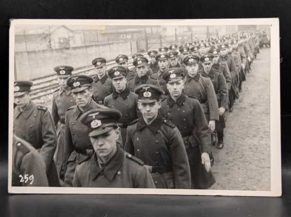 AK Ansichtskarte Postkarte Feldpost Foto Österreich Soldaten marschieren