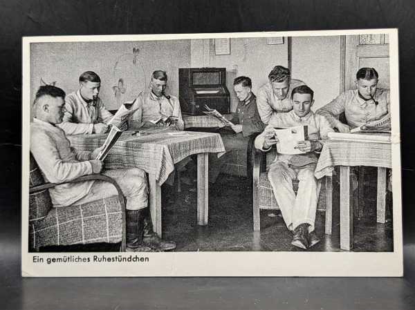 Ansichtskarte Postkarte Feldpost Foto Soldaten Wehrmacht Zeitung Ruhestündchen