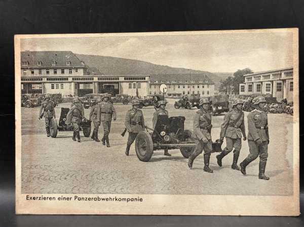 AK Ansichtskarte Postkarte Foto Exerzieren einer Panzerabwehrkompanie Stahlhelm