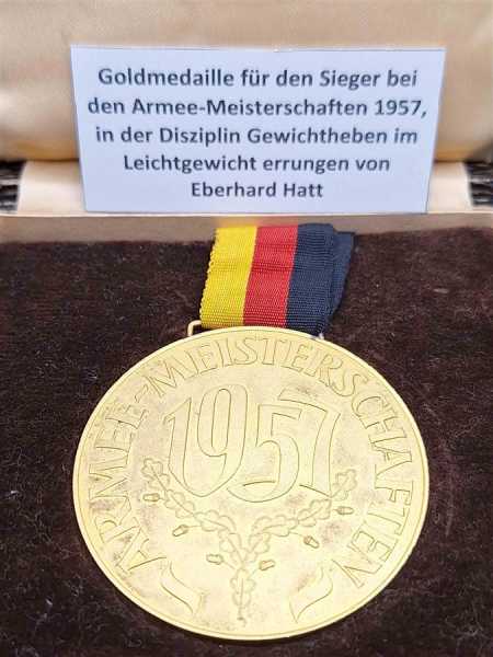 Goldmedaille für den Sieger bei den Armee-Meisterschaften 1957 Gewichtheben Name