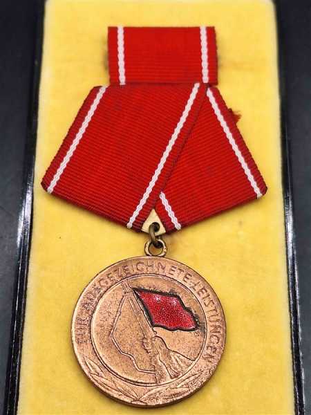 Emaile für Ausgezeichnete Leistungen Kampfgruppen DDR NVA Medaille Orden