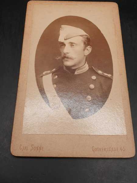 CDV um 1900 Militaria Militaria Bruststern Knöpfe Krone Regiment Schiffchen