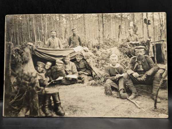 AK Ansichtskarte Postkarte Feldpost Schützengraben Wald Soldaten