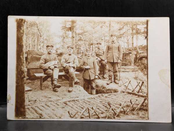 AK Ansichtskarte Postkarte Feldpost Soldaten Schützengraben mit Katze