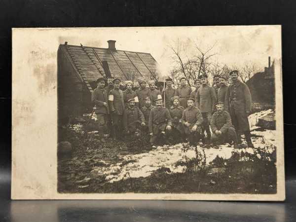 AK Ansichtskarte Postkarte Feldpost Kopfbedeckung Interessant Soldaten Russland