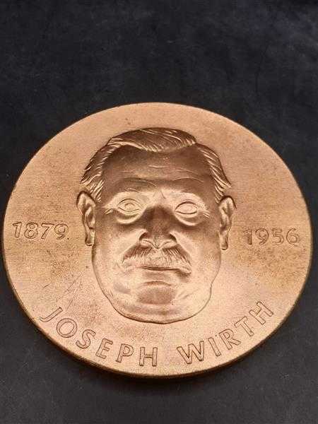 1879 - 1956 Joseph Wirth DER FEIND STEHT RECHTS Reichskanzler 1921-1922 Lenin