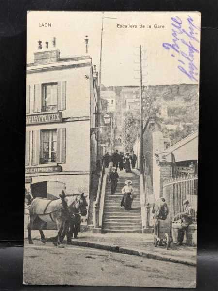 AK Ansichtskarte Postkarte Feldpost Laon Escaliers de la Gare