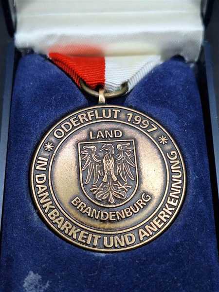 Oderflut 1997 Brandenburg Dankbarkeit Ehren Medaille Bundeswehr THW BGS Etui