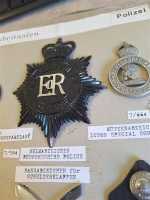 8x England Grossbritanien Uniform Police Polizei Cap Badge Mützenabzeichen Luton