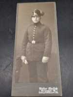 CDV Carte-de-Visite Soldat Polizei Tschako um 1900 Helm...