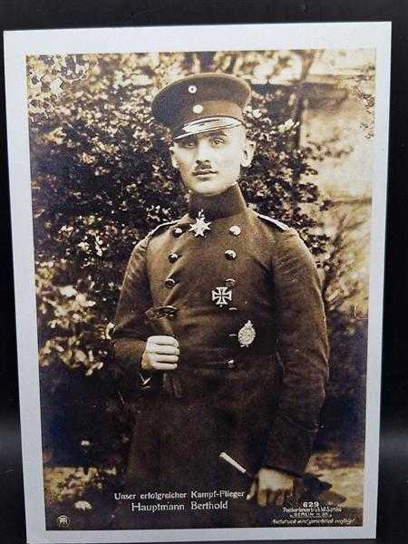 Ak Ansichtskarte Postkarte Kampfflieger Hauptmann Berthold Uniform Orden