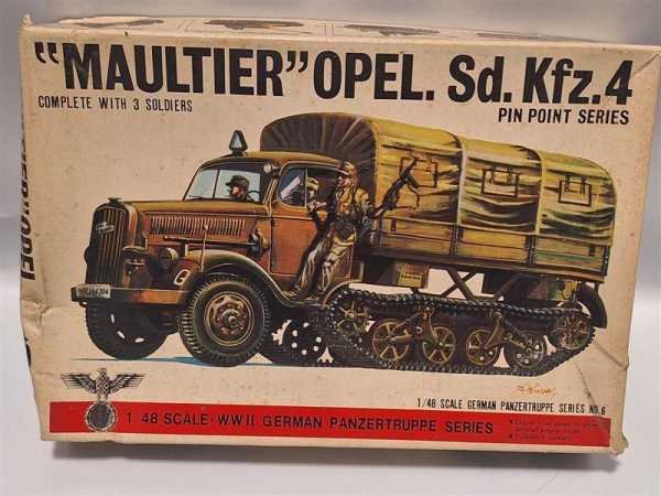 Bandai 8226 Maultier Opel Sd. Kfz. 4 + Figuren Kettenfahrzeug 1:48 Modellbausatz