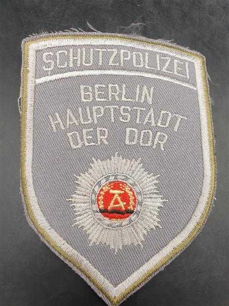 Schutzpolizei Berlin Hauptstadt der DDR Stoffabzeichen Patch Uniform Alt RAR