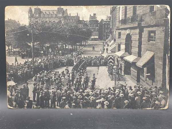 Ak Ansichtskarte Postkarte Feldpost Kleberplatz Strasbourg Wachtparade