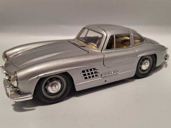 Bburago Mercedes-Benz 300 SL 1954 Silber Modellbau Fertigmodell Auto 1:24