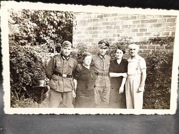 Foto Postkarte Ansichtskarte Soldat mit Familie Uniform Eiserne Kreuz 2. Klasse