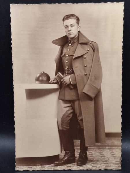 Foto Postkarte Ansichtskarte Soldat Uniform Kavallerie Stiefel Stahlhelm Belgien