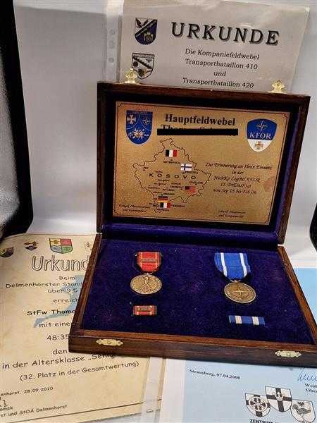 Nachlass Urkunden Bundeswehr Einsatz Ehrenmedaille KFOR Kosovo Tapferkeit Badge