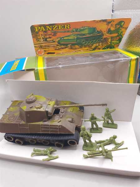 4223 Mit Friktion und Funken Tank Panzer Fertigmodell ca 1:72 Militär + Figuren