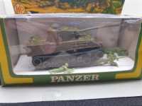 4223 Mit Friktion und Funken Tank Panzer Fertigmodell ca 1:72 Militär + Figuren