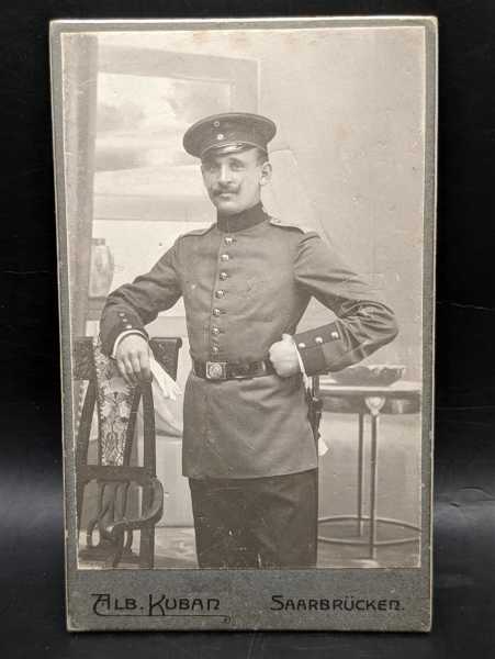 CDV um 1900 Militaria Saarbrücken Infanterie-Regiment Nr. 70 Schirmmütze IR70