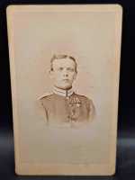 CDV um 1900 Militaria 1. Garde Regiment Soldat Spange...