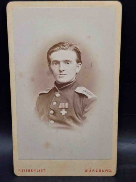 CDV um 1900 Militaria Soldat Uniform Waffenrock Erinnerungskreuz 1866 Spange RAR