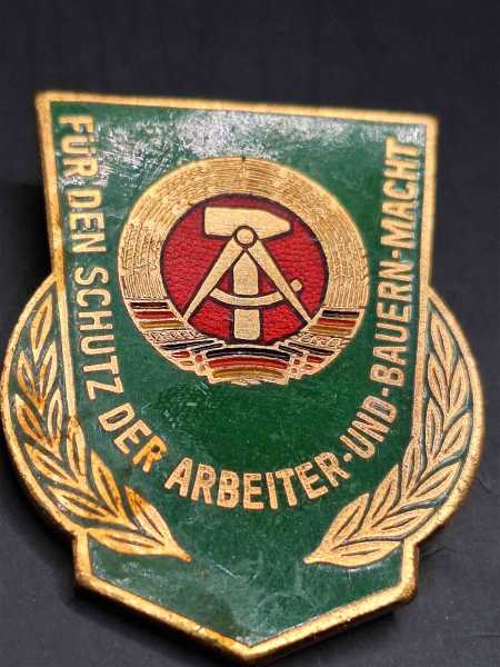 DDR Orden Für den Schutz der Arbeiter und Bauern Macht Medaille Ehrennadel