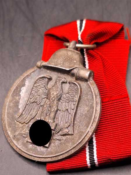 Medaille Winterschlacht im Osten 1941/42 Gefrierfleischorden Eisbeinorden am Band