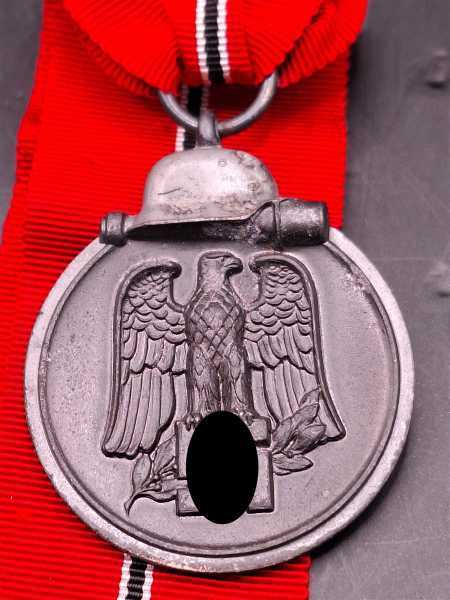 Medaille Winterschlacht im Osten 1941/42 Gefrierfleischorden Eisbeinorden am Band