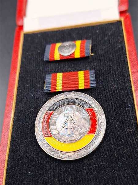 DDR NVA Orden Verdienstmedaille der deutschen Demokratischen Republik im Etui