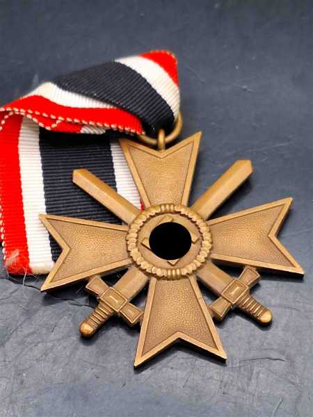 Kriegsverdienstkreuz mit Schwerter 1939 2. Klasse KVK Orden Ehrenzeichen am Band Hersteller 11