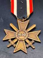 Kriegsverdienstkreuz mit Schwerter 1939 2. Klasse KVK Orden Ehrenzeichen am Band Hersteller 82