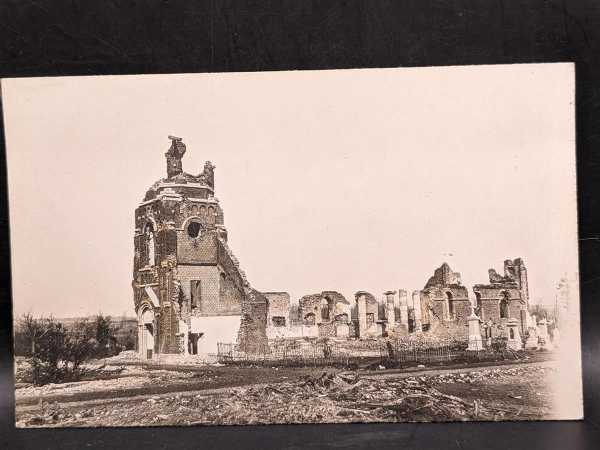 AK Ansichtskarte Postkarte Feldpost Zerschossene Gebäude Kirche Trümmer